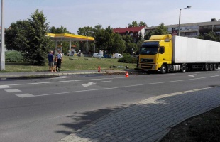 Gázolaj folyt az útra egy kamionból a Plázánál