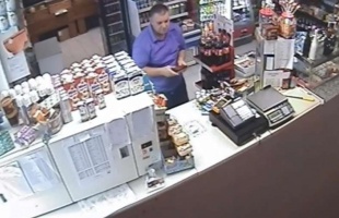 Pénztárcát lopott a Fő utcán egy üzeletben, keresik