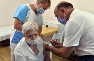 Mától bárki felveheti a harmadik oltást