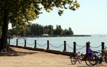 Egyszer körbesétálható lesz a Balaton, de nem most