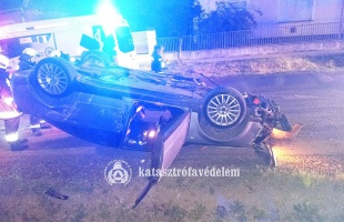 Árokba hajtott, majd felborult egy autó Csombárdon