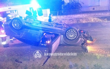 Árokba hajtott, majd felborult egy autó Csombárdon