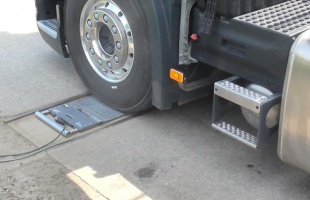 Fokozottan ellenőrzi a teherautókat és a buszokat a rendőrség