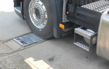 Fokozottan ellenőrzi a teherautókat és a buszokat a rendőrség