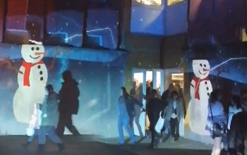 Fénnyel festették meg a Kinizsi Lakótelepi Tagiskola falát