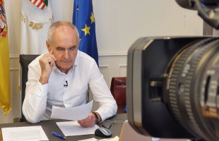 Hétvégére maradnak a korlátozások, hétfőtől fokozatosan újraindulhat az élet