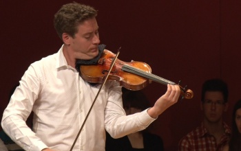 Egy Stradivari kétmillió dollártól indul, de akkor már átment rajta egy autó és el van törve