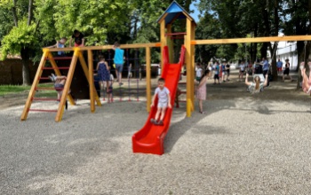 Örültek a gyerekek - teljesen megújult a Kisfaludy iskola játszótere