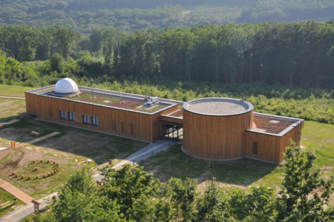 Letétetett a csillagdaalapkő