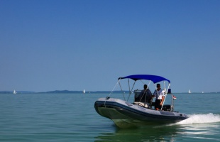 Sodródó vitorlás a Balatonon