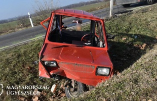Súlyos baleset lett a teherautó és a mopedautó ütközéséből