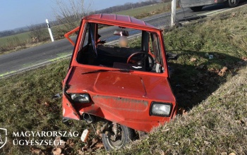 Súlyos baleset lett a teherautó és a mopedautó ütközéséből