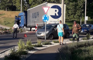 A jutai körforgalomban vesztegel egy kamion, rendőrök irányítják a forgalmat