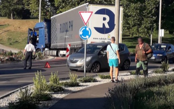 A jutai körforgalomban vesztegel egy kamion, rendőrök irányítják a forgalmat
