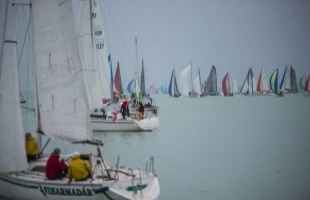 Megkezdődött az idei vitorlás évad a Balatonon