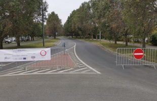 Lezárták a Dr. Kaposváry György utcát - ma a gyalogosoké és a bicikliseké a főszerep