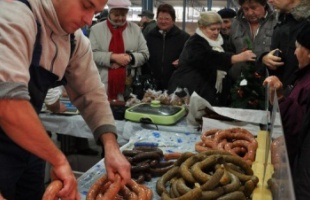 Kell a segítség, nem bírom egyedül, úgy rohan a disznó, a nyelve kirepül!