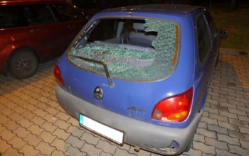 István összeveszett egy nővel, majd bosszúból befejelte egy autó szélvédőjét