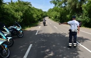 Fokozott rendőrségi ellenőrzés jön: a motorosokat és kerékpárosokat figyelik