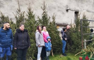 Karácsonyfával lepték meg a rászorulókat