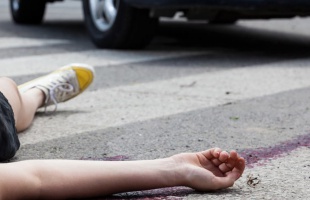 Elütötte a gyalogost, de segítségnyújtás nélkül tovább hajtott