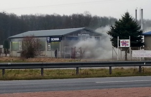 Füst gomolygott a műhelyből
