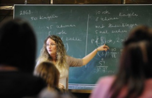 Átlagosan 34 százalékkal emelik a pedagógusok fizetését