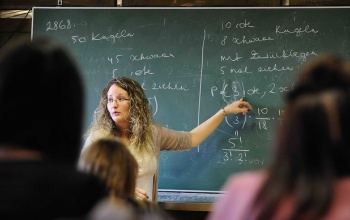 Átlagosan 34 százalékkal emelik a pedagógusok fizetését