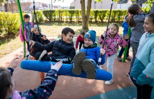 Új játékokkal bővült a kaposfüredi Benedek Elek Tagiskola udvara