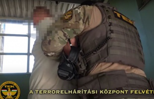 Kivonultak a TEK-esek: fegyvereket és kábítószert találtak egy somogyi férfi házában - VIDEÓ