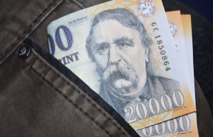 Tizenhatmillióval húzta le ismerőseit