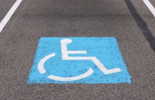 Rokona mozgáskorlátozott igazolványával parkolt egy férfi Kaposváron