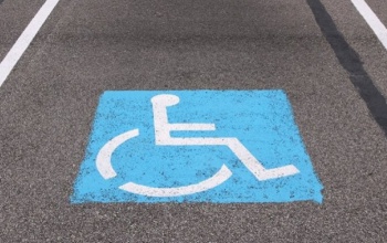 Rokona mozgáskorlátozott igazolványával parkolt egy férfi Kaposváron