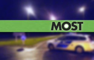 Munkagép borult az árokba a 61-esen