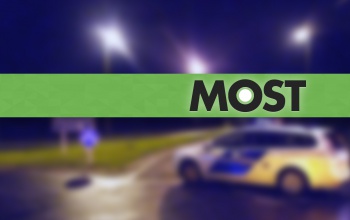Munkagép borult az árokba a 61-esen