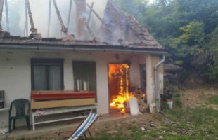 Egy ház kiégett, majnem egy erdő is lángra kapott