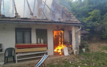 Egy ház kiégett, majnem egy erdő is lángra kapott