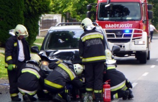 Tizenhétszer riasztották a hétvégén a tűzoltókat