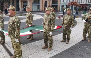 Október 23. - Felvonták a nemzeti lobogót a Kossuth téren