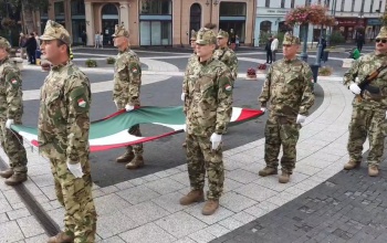Október 23. - Felvonták a nemzeti lobogót a Kossuth téren