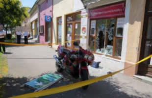Kalapáccsal támadt egy szabadnapos rendőrre