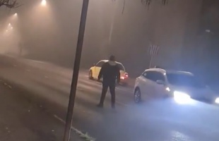 Fekete ruhában, éjszaka, sűrű ködben álldogált egy férfi a 48-as Ifjúság útján - videó