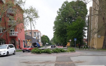 Aszfaltoznak az Arany téri körforgalomban és környékén szombat délután