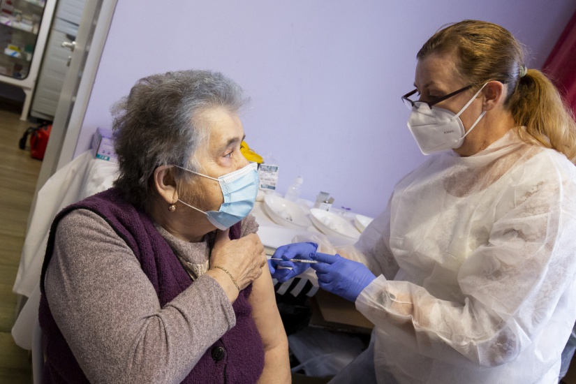 Klenovicsné Gelencsér Ilona ápolónő beadja a Pfizer-BioNTech koronavírus elleni vakcináját Benedek Lajosné karjába a kaposvári Pannon Mentő Nonprofit Közhasznú Kft. Idősek Otthonában 2021. január 9-én. Fotó: Varga György/MTI