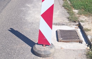 Tüskeváron is zajlik az aknafedlapok szintre emelése