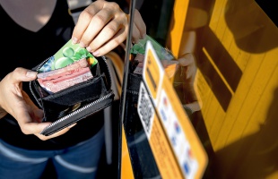 Hamarosan minden helyközi Volánbusz járaton lehet majd bankkártyával fizetni