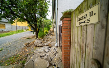 Felújítják a járdákat a Tavasz utcában