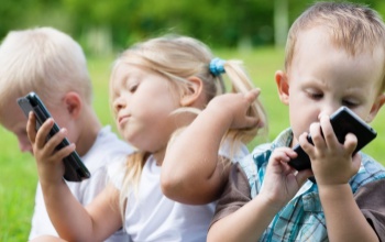 Jaj, olyan ügyesen nyomkodja már a kis Bence a telefont – gyerekek a világhálón
