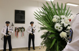 Az elhunyt kollégáik emlékére gyújtottak gyertyát a somogyi rendőrök