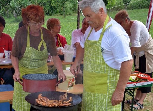 Bográcsban rotyogtak az ételek Szentjakabon